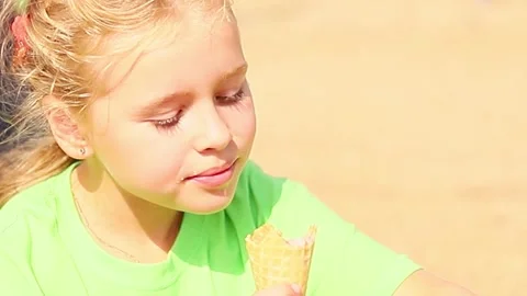 Joyful girl captures sunlight while playing outdoors on a warm afternoon Vídeos de archivo 296333438