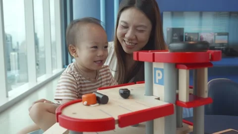 Joyful Playtime Fun Between Child and Parent with Toy Set Vidéo 343556449