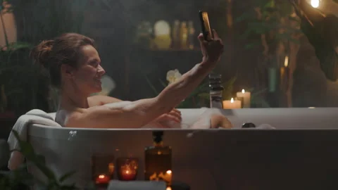 Joyful Self-Care with Tech in a Luxurious Bath Vídeos de archivo 322182974