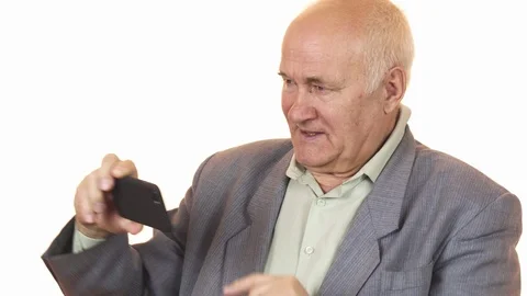 Joyful senior man smiling taking selfies with a smar phone Video stock 85894113