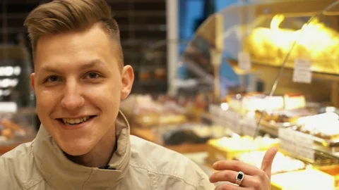 Joyful young customer have fun in the sweets shop Vidéo 108123538