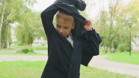 Joyful young student getting ready for class outdoors in park. Confident young Vídeos de archivo 345167307