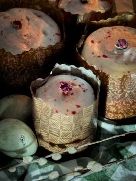 Joyous Easter Celebration: Home-Made Kulichi and Colorful Eggs Foto stock