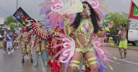 Jubilant Dancer with colorful costume dancing in Carnival parade 库存影片 245263397