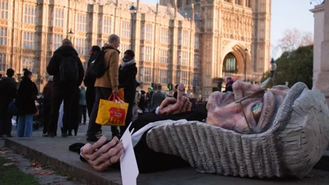 Judge effigy cast aside as opponents of assisted dying bill pack up placards Vidéo 293845718