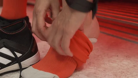 The judge puts on her socks 動画素材 117258363