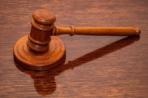 The judge's hammer is on the table Foto stock