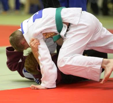 Judo Wettkampftag mit 2 Kämpfer auf Matte Judo Wettkampftag - zwei Kämpfer. Stock Photos