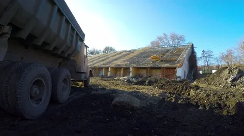 Juggernaut is moving backwards. The sun is shining. 库存影片 58579541