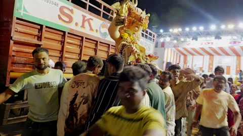Juhu Devotees Lifting Ganesh Idol From Truck Heading Towards Sea For Immersion Vídeos de archivo 346591238