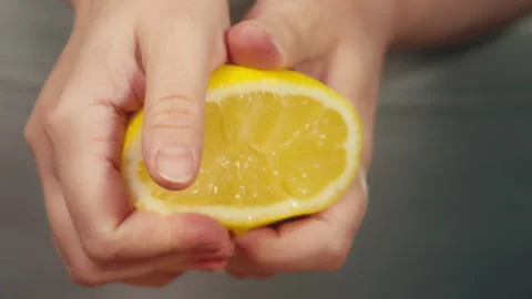 Juice dripping from lemon macro 스톡 동영상 166034391