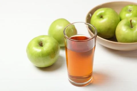 Juice from green apples on the table. Stockfoto's