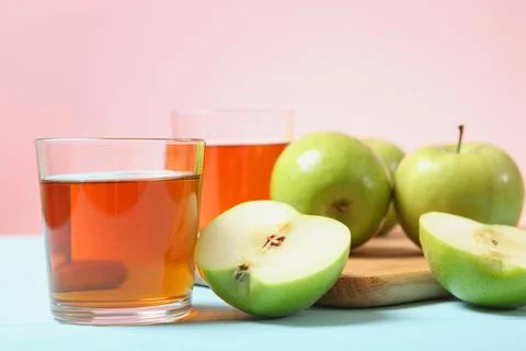 Juice from green apples on the table. Stock-Fotos