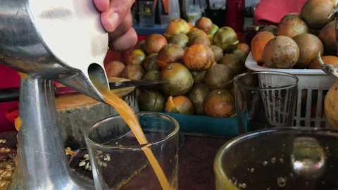 Juice merchants are squeezing to make orange juice. Stock Footage 104128575