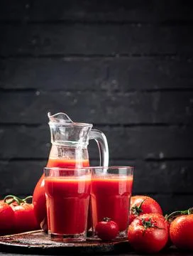 Juice from ripe tomatoes on the table. Foto stock
