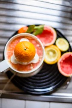 Juicer with citrus fruit squeezed in the kitchen Foto stock