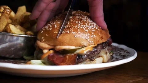 Juicy burger being cut  库存影片 201894994