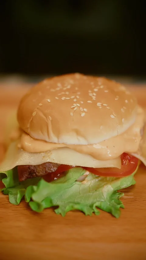 Juicy Burger on a Cutting Board Vídeos de archivo 283469593
