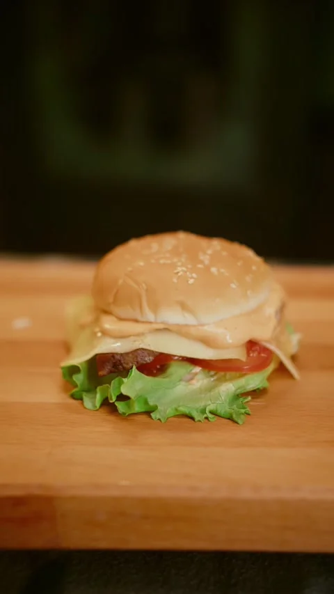Juicy Burger on a Cutting Board Vídeos de archivo 283469814