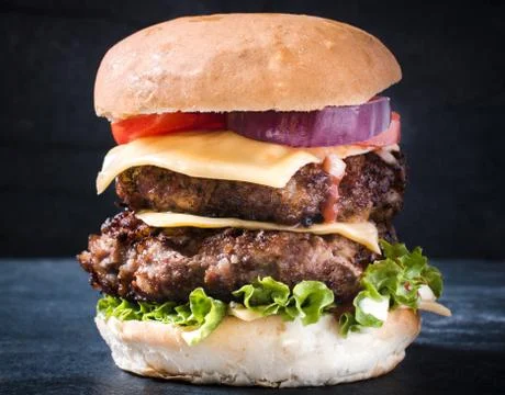 Juicy double cheeseburger Stockfoto's