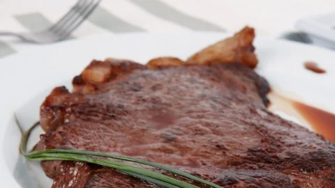 Juicy grilled beef meat steak fillet on white plate Vídeos de archivo 88911745