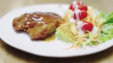 Juicy grilled meat steak glazed with savory brown gravy served on a white p.. Vidéo 340147882