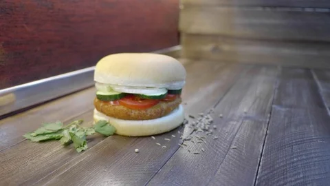 Juicy hamburger Video stock 114829148