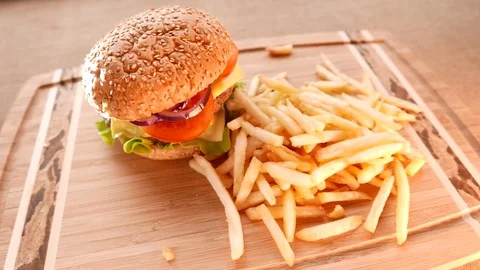 Juicy hamburger with fried potatoes Vidéo 74170430