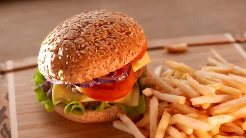 Juicy hamburger with fried potatoes Vídeos de archivo 74170834