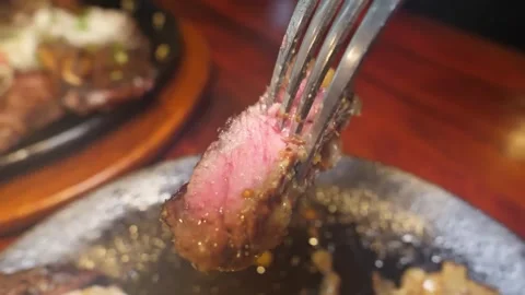 Juicy, Medium-Rare Steak Sizzling on a Hot Plate, Close-Up Vídeos de archivo 332817605