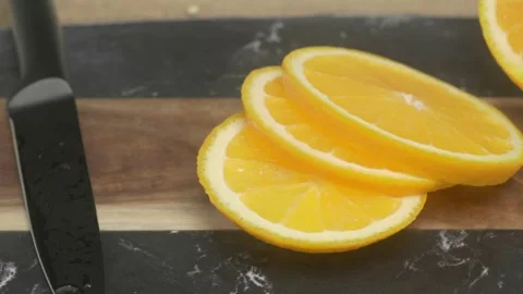 Juicy oranges sliced on a cutting board, ideal for a refreshing snack or meal Stockbeeldmateriaal 280112404