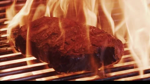 Juicy steak grilled in the fire Vídeo Stock 159057970