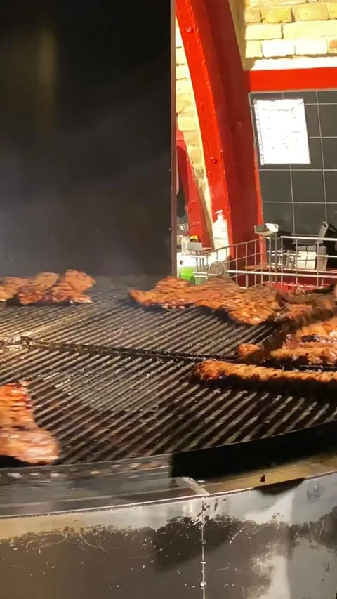 Juicy steaks are grilled on a rotating grill grate Stock-Footage 313455174