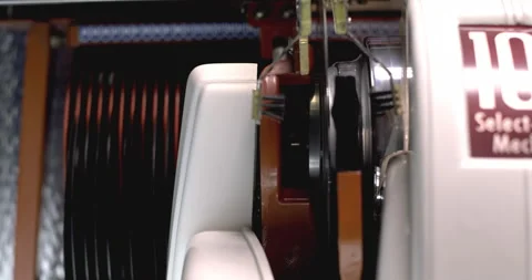 Jukebox record changer loads a vinyl and starts playing, close-up of a spinning 動画素材 327611302