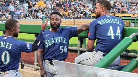 Julio, Randy and Robles from the Seattle Mariners talking in the dugout at PNC Vidéo 338160485