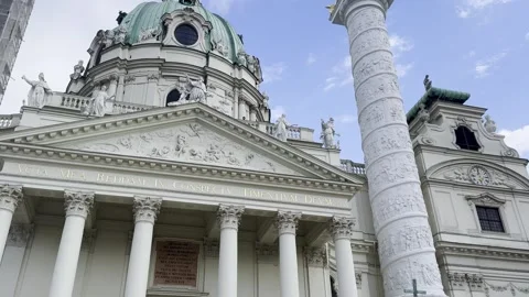 July 12, 2026 - Vienna, Austria - Baroque church overlooking Karlsplatz Vídeos de archivo 341347053