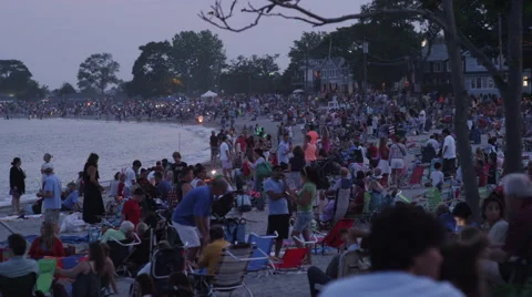 July 4th beach crowd waiting for fireworks Video stock 40647265