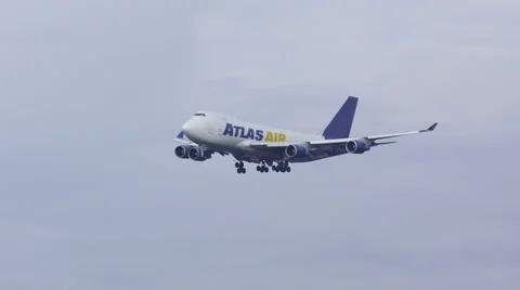 Jumbo cargo plane flying along just before landing 库存影片 40349520
