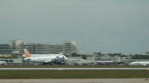 Jumbo jet landing 스톡 동영상 112588