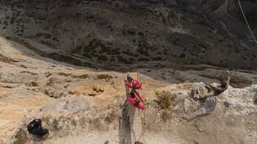 Jump from a cliff on a rope Stock-Footage 85663115