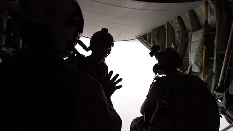 Jump master counts down with fingers for HALO jump from C-130 Hercules Видео 93445561