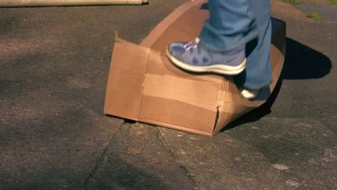 Jumping on cardboard box to squash Vidéo 333636215