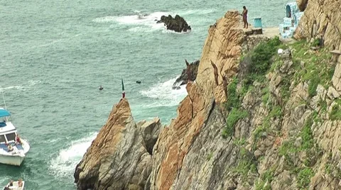 Jumping from the clift in Quebrada place, Acapulco Stock Footage 8557215