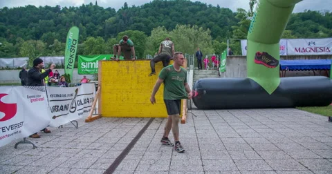 Jumping down a yellow hurdle Vídeos de archivo 63985371