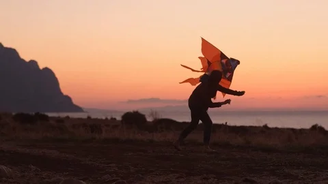 Jumping with kite Stockbeeldmateriaal 97837869