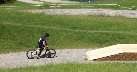 Jumping an obstacle with an E-bike Vídeo Stock 91011975