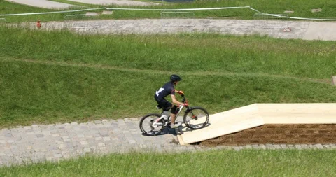 Jumping an obstacle with an E-bike Vidéo 91240676