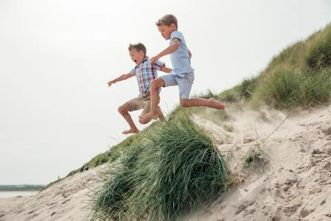 Jumping Over the Sand Dune Fotos Stock