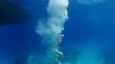 Jumping in to the sea and back to the surface Video stock 72290733