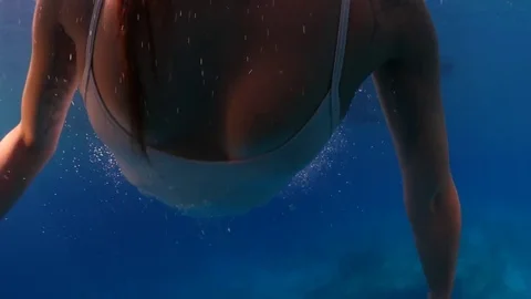 Jumping in to the sea Video stock 72289555